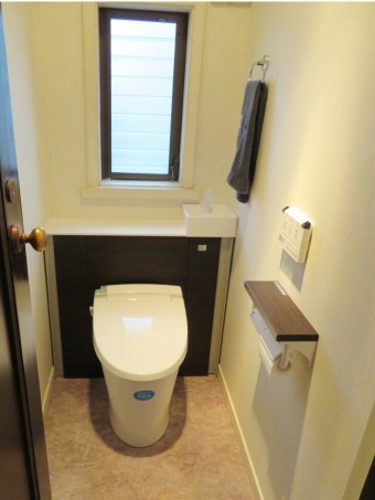 落ち着いた木目調でトータルコーディネート